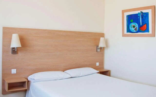 Отель Travelodge Barcelona Fira