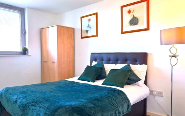 2 bedroom Central Flat with Parking