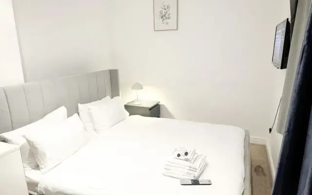 3 Bedroom in Northolt by Stayfolk