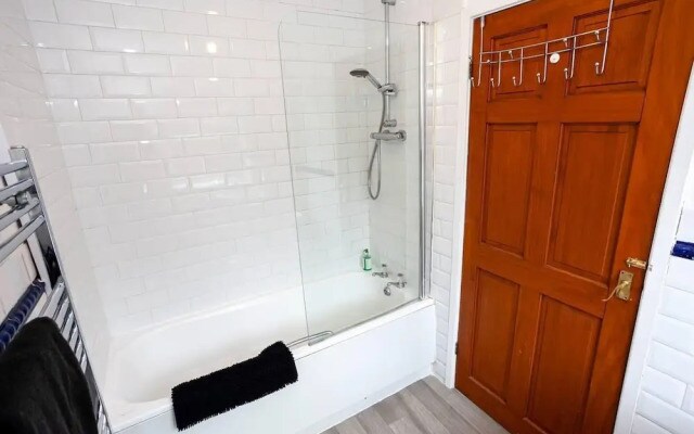 4 Bed House, Sleeps 9, Free Parking
