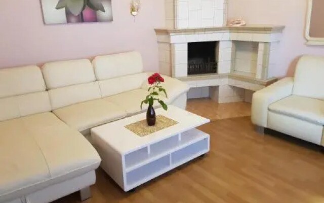 Naiza Guesthouse and Apartments