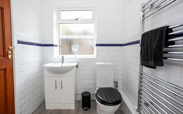 4 Bed House, Sleeps 9, Free Parking