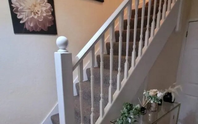 Warrington - House - Sleeps 6 - Parking - Garden