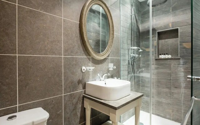 Holland Park Avenue VII by Onefinestay