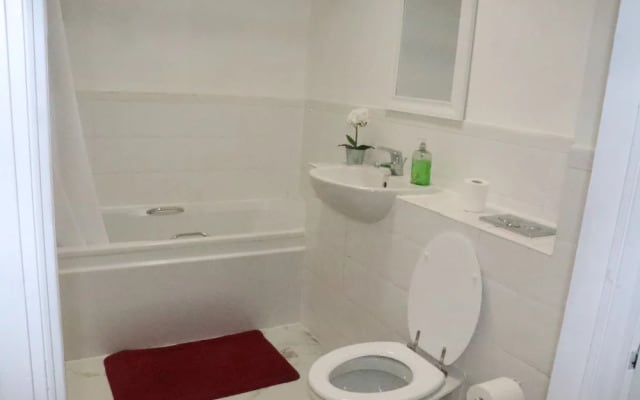 Skyline Haven Modern 2BR w/ Free Parking & 4kTV