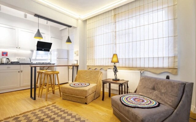 Central Flat With Backyard in Besiktas