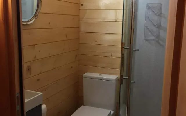 Cosy 1-bed Farm Stay Cabin