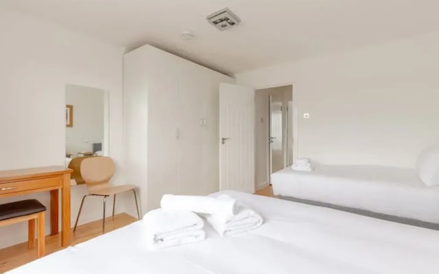 Spacious 4BD Home, Near Excel London!