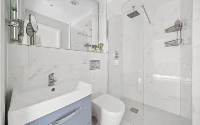 3 Bed City Centre House Sleeps 6 - Parking, Wifi