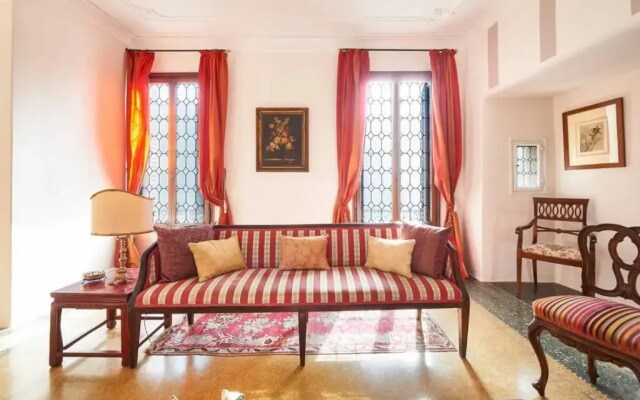 Ca' Fenice, charming apartment in San Marco, sleep 7