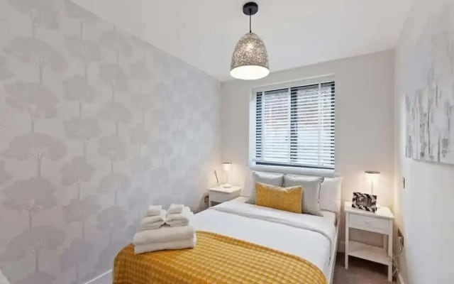 Contemporary 2bed&bath Apt W/patio in North London