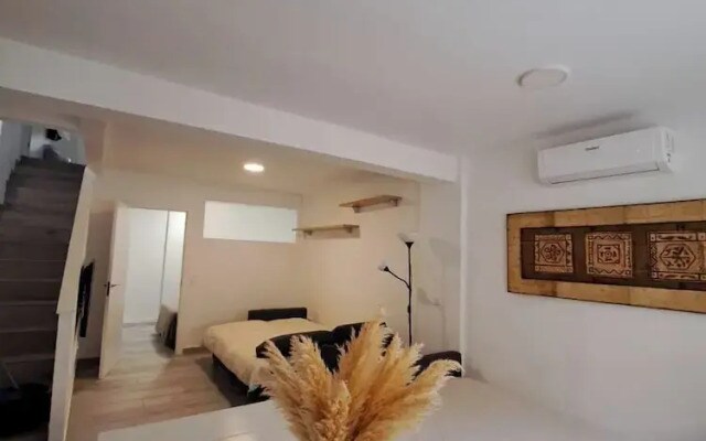 Cozy Apartment up to 6 Persons 3 min to Metro