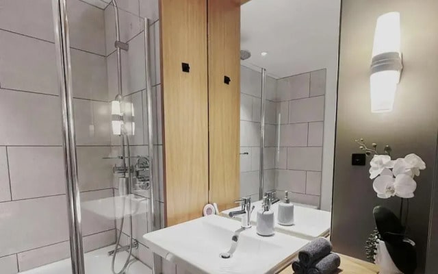 Stylish 2-bedroom Flat Haven