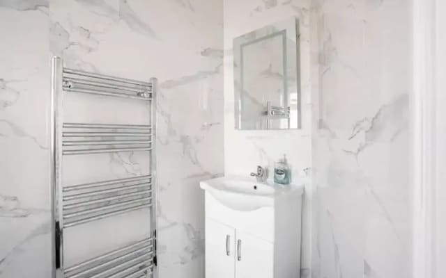 1 Bed-sleeps 4-free Parking-30 Min to Central Ldn