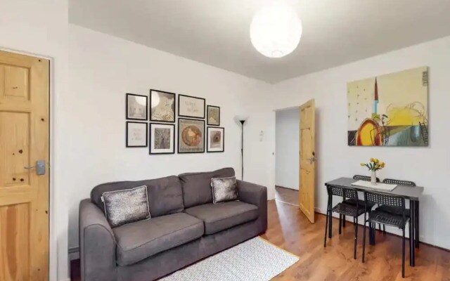 Central & Cosy 2BD Flat Near Canary Wharf