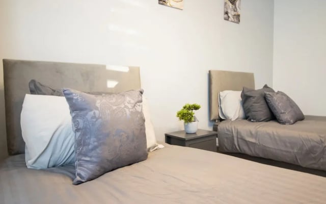 London Apt - Sleeps 4 - Parking - Wifi