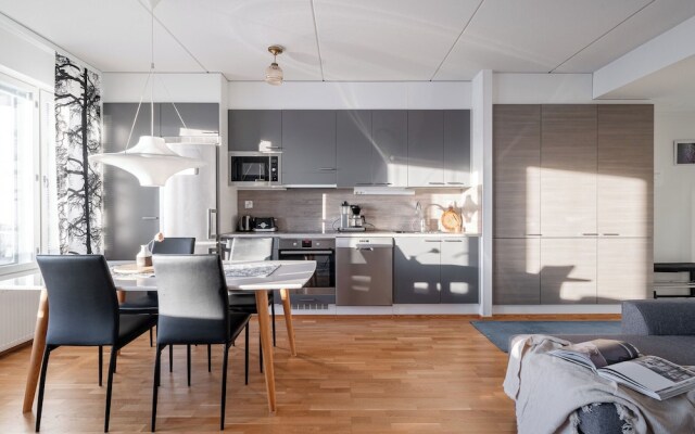 Bright 2BR Apartment with Lake Views