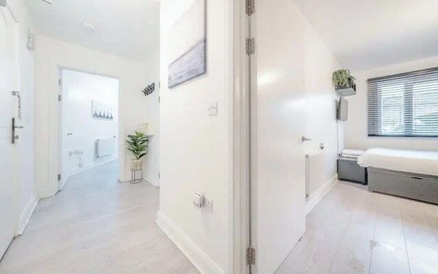 Luxury Central London Balcony 1-bed Apt w/ Parking