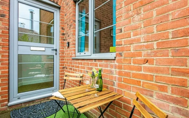 Cosy 1 Bedroom Private Patio by Opulent