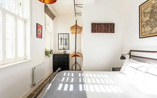 Contemporary Victorian Studio