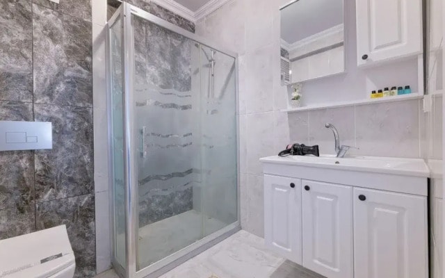 Stunning Gorgeous 2 BR near Golden Horn