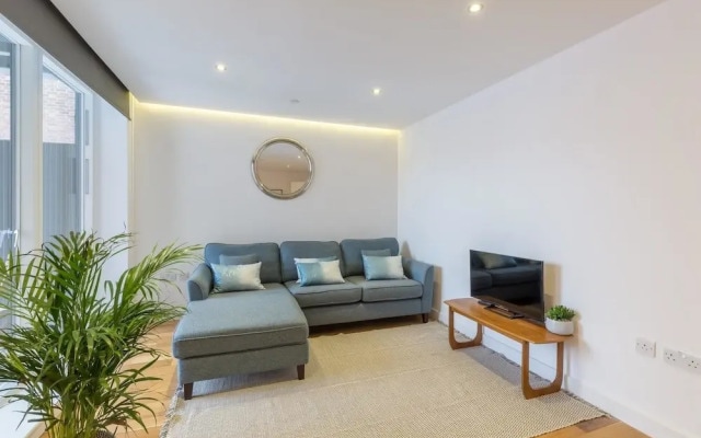 Super Central 2 Bedroom Flat With Balcony Zone 1!