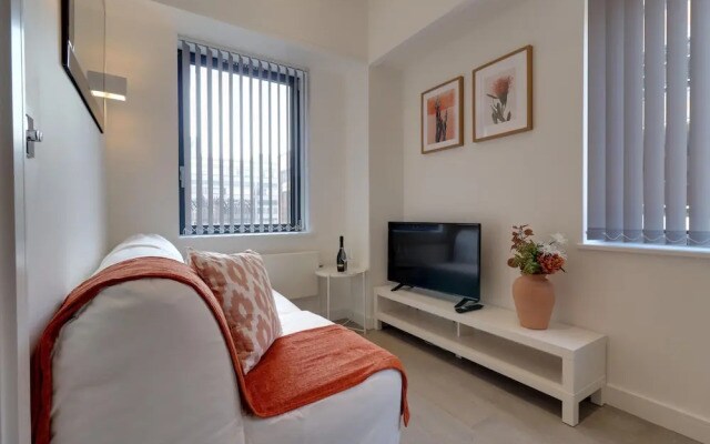 Apartment Sleeps 2 With Free Parking