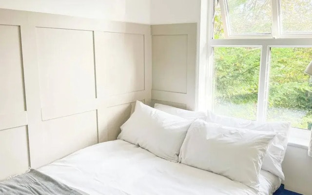 Entire 2 Bedroom House 7m To Station