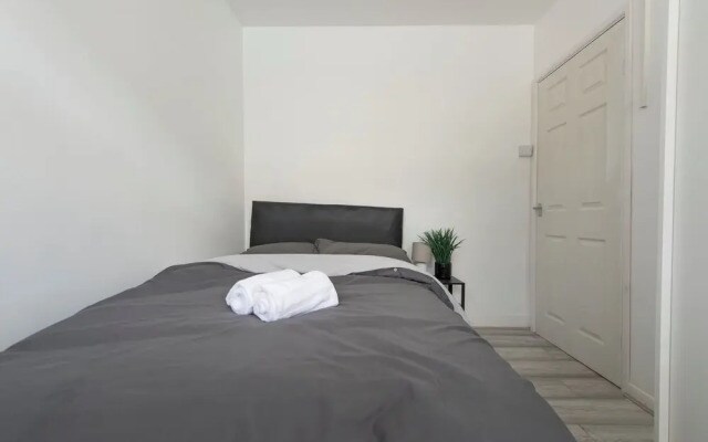 Stylish 4BR Home WiFi FreeParking