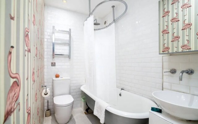 2BR Home in London W/terrace + Parking