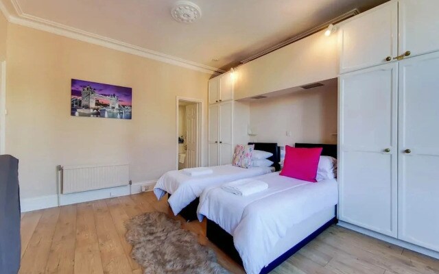 Apartment w Workspace in Ealing