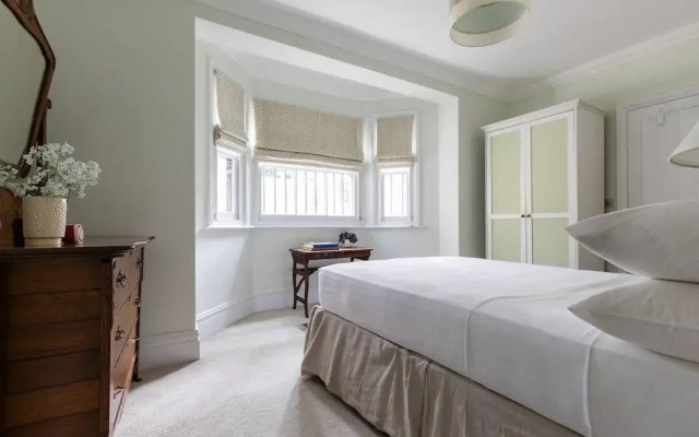Warwick Gardens II by Onefinestay