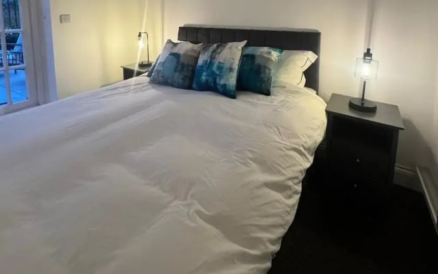 Central Apartment - Sleeps 2 & Private Patio