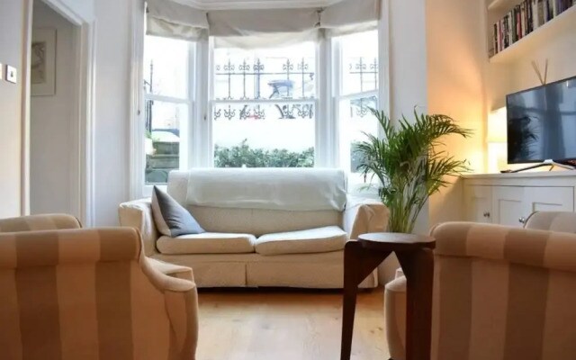 Shepherd's Bush 2 Bedroom Flat With Garden