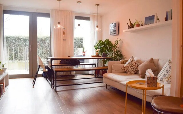 Modern 1 Bedroom House in Pontoon Dock