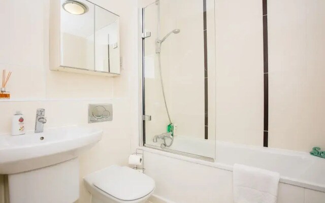 2 Bedroom Flat with Patio Sleeps 4