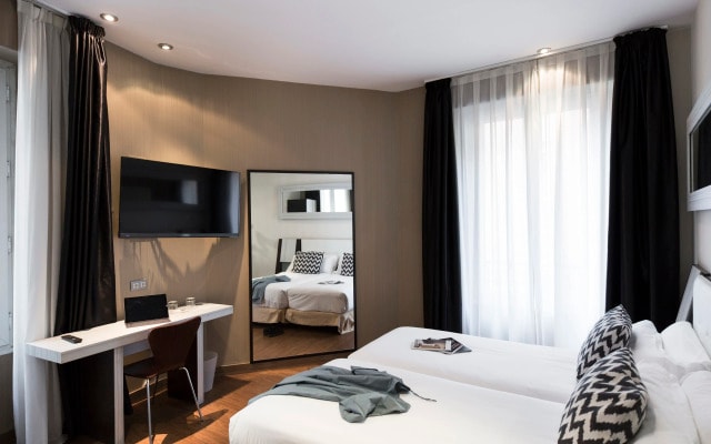 Отель Petit Palace Triball
