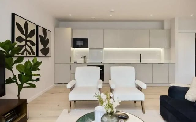 The Brondesbury Place - Bright 2bdr Flat With Balcony + Parking