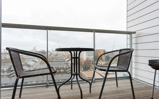 Modern 1 Bedroom Apartment Near Canary Wharf With Balcony