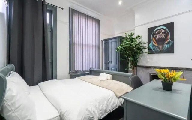 Sheffield 4 Bed Home by Broomhill Village