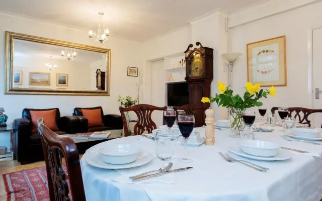 Veeve  Charming 3 Bedroom House Solna Avenue Putney