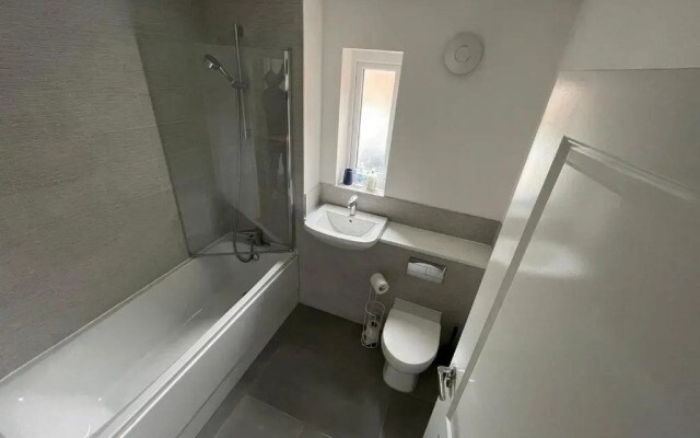 Large Spacious Room with Massive Bed and FREE WIFI