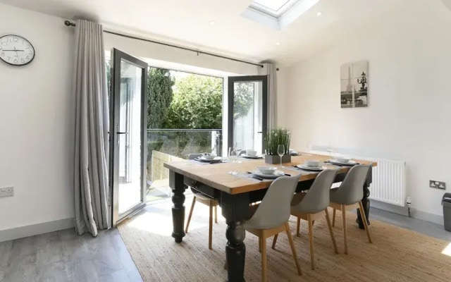 ✰OnPoint- MASSIVE House, PERFECT Location-Parking✰