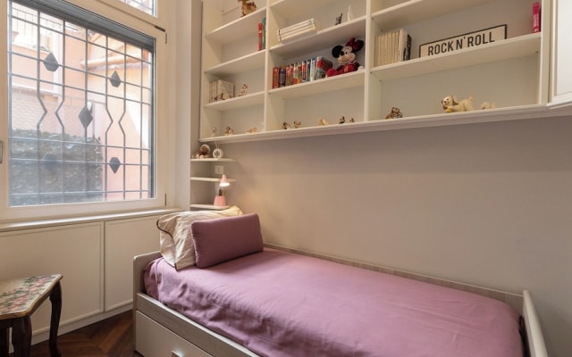Rental in Rome Gregoriana Apartment