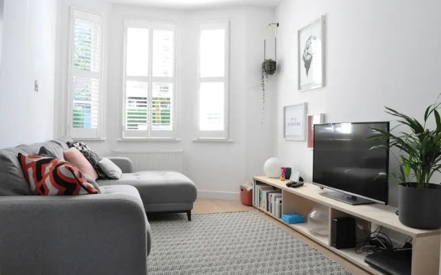 Fantastic 2 Bedroom 2 Storey House in Tooting
