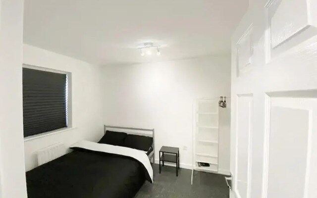 Remarkable 3-bed House in Sheffield