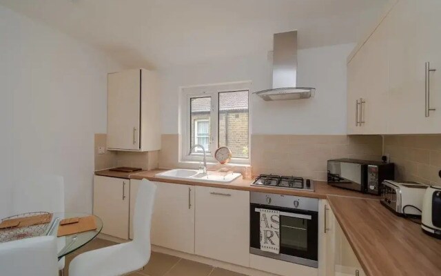 Bright 2 Bedroom Flat Easy Access to London Bridge