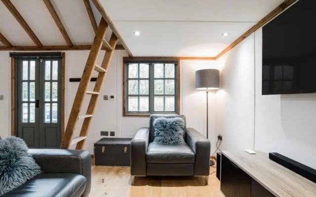 The Secret Cottage & Hideaway Caravan