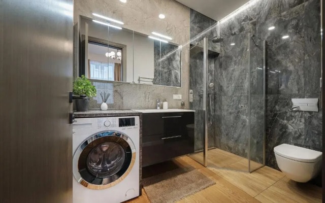 Spacious, New, High Ceilings, Central, by Cohost