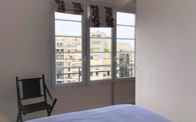Apartment for 4 Persons View on the Eiffel Tower